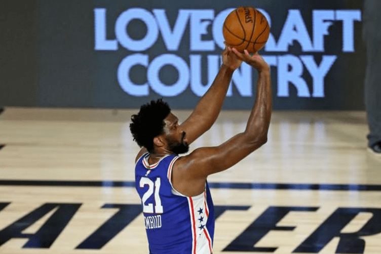  恩比德怒砍40分，76人加时险胜绿军  