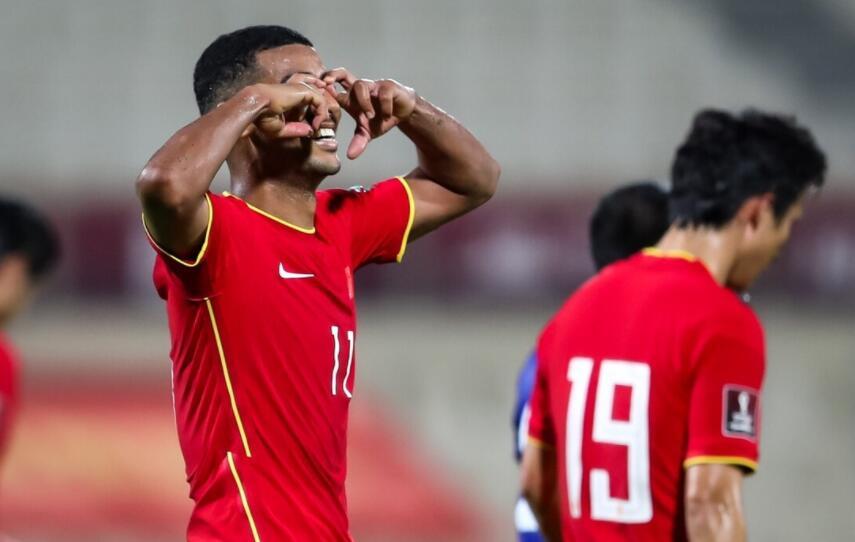  纽卡斯尔定位球战术精妙，特里皮尔助攻乔林顿头槌绝杀